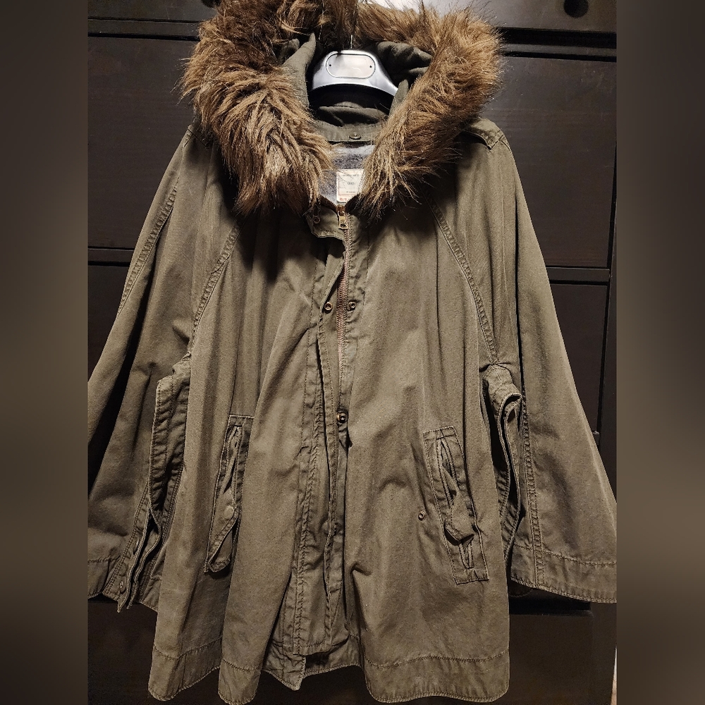 Cape jacket with removable fur
